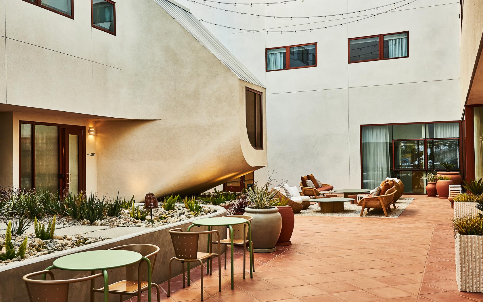 Dog-Friendly hotels in Los Angeles: Exploring the City with Your Canine Companion