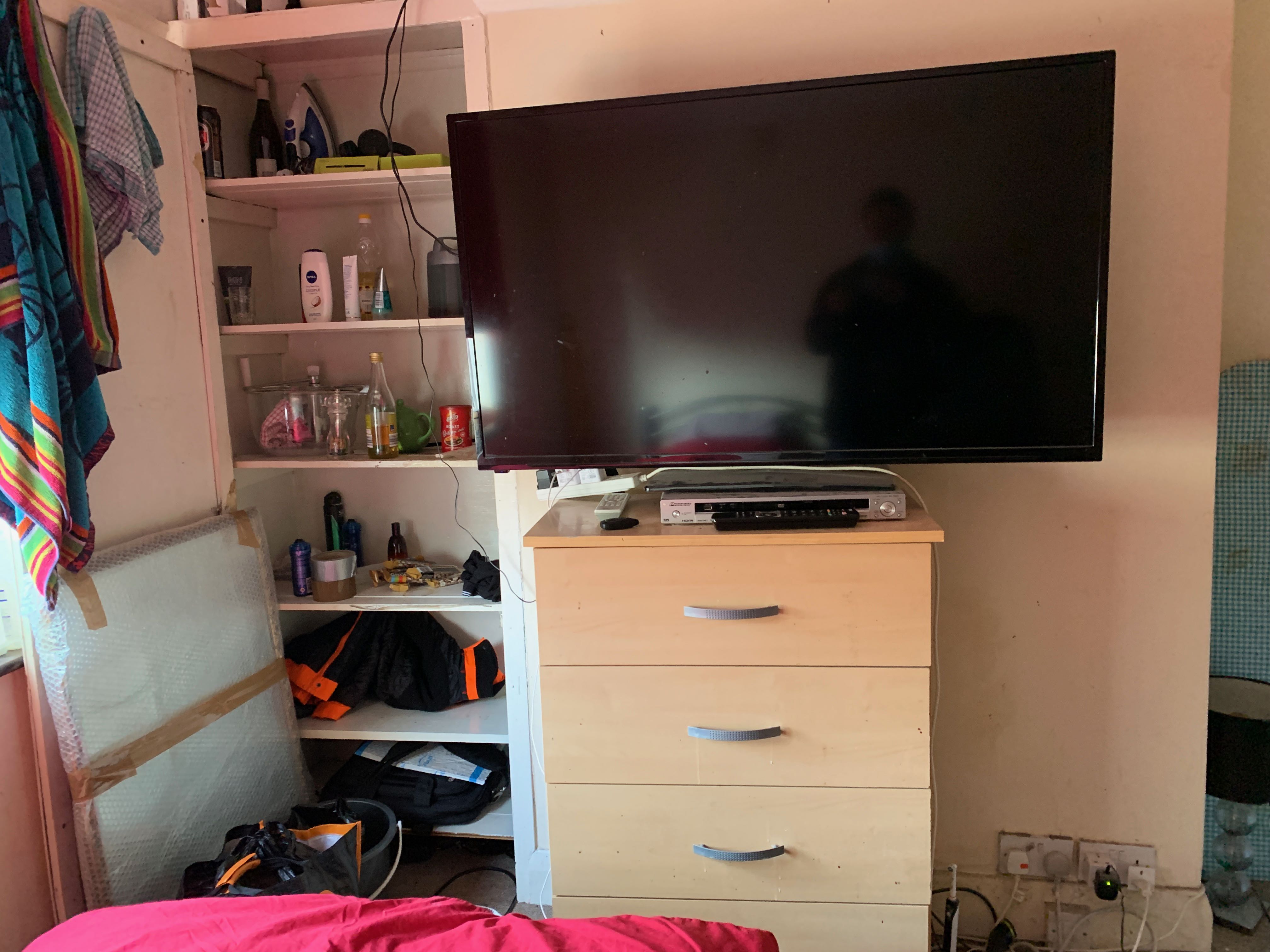 Photo 2 of Room to Rent in Ilford located at Endsleigh Gardens, Ilford IG1 3EG, UK