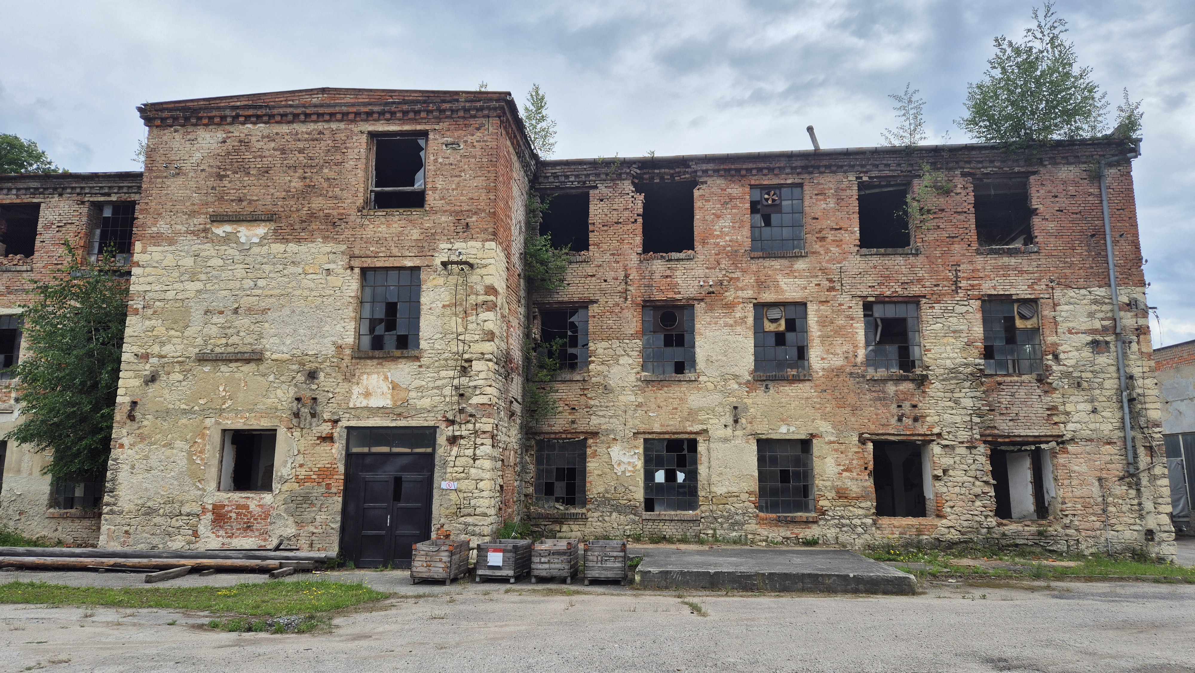 Foto1_továrna Brněnec