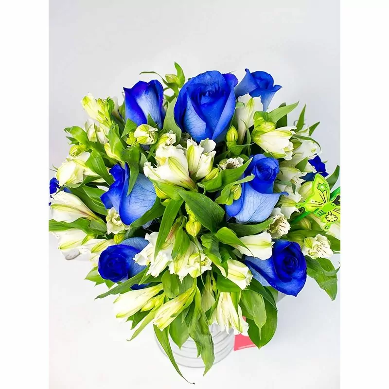 Foto 3 Amor Azul en Regadera - Arreglo floral en regadera de metal envejecida con rosas azules y astromelias