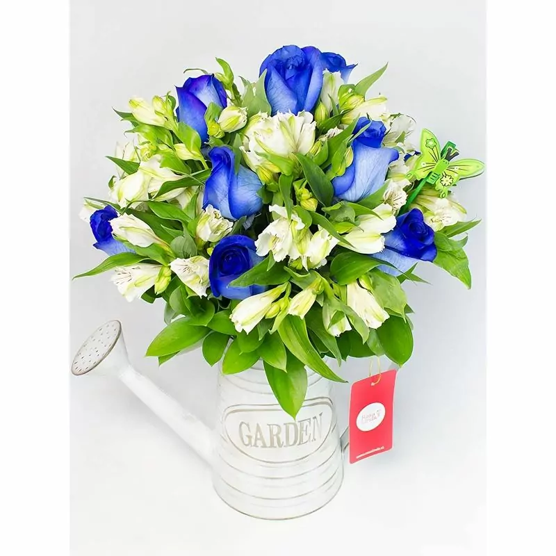 Foto 4 Amor Azul en Regadera - Arreglo floral en regadera de metal envejecida con rosas azules y astromelias