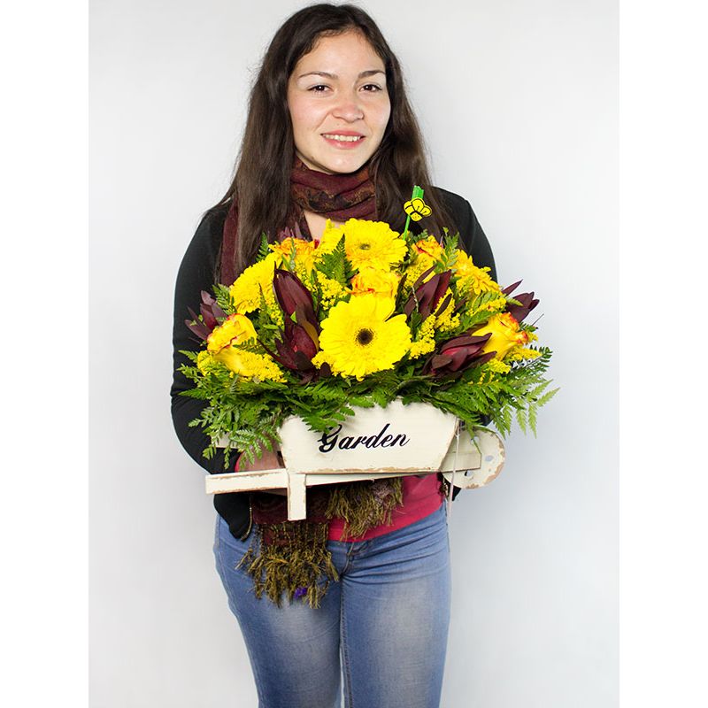 Foto con persona Yellow Garden - Flores a domicilio Foto con persona Yellow Garden - Flores a domicilio
