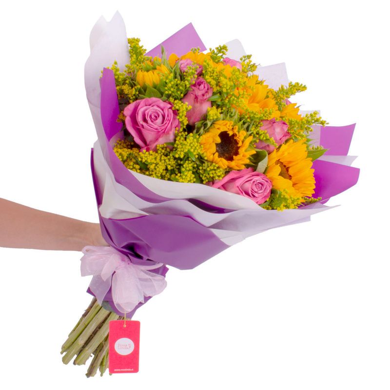 Foto con persona Ramo girasoles y rosas - Flores a domicilio Foto con persona Ramo girasoles y rosas - Flores a domicilio
