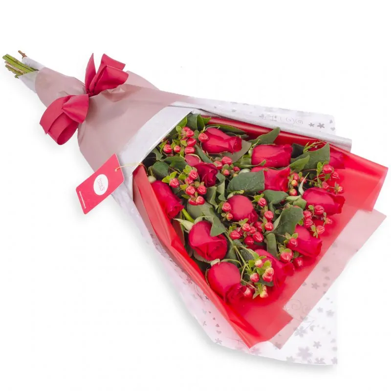 Ramo de rosas - Ramo extendido con 12 rosas rojas e hypericum