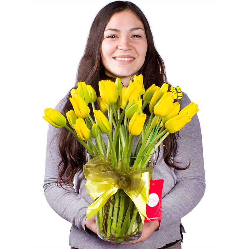 Foto con persona Suspiro de Tulipanes amarillos - Flores a domicilio Foto con persona Suspiro de Tulipanes amarillos - Flores a domicilio