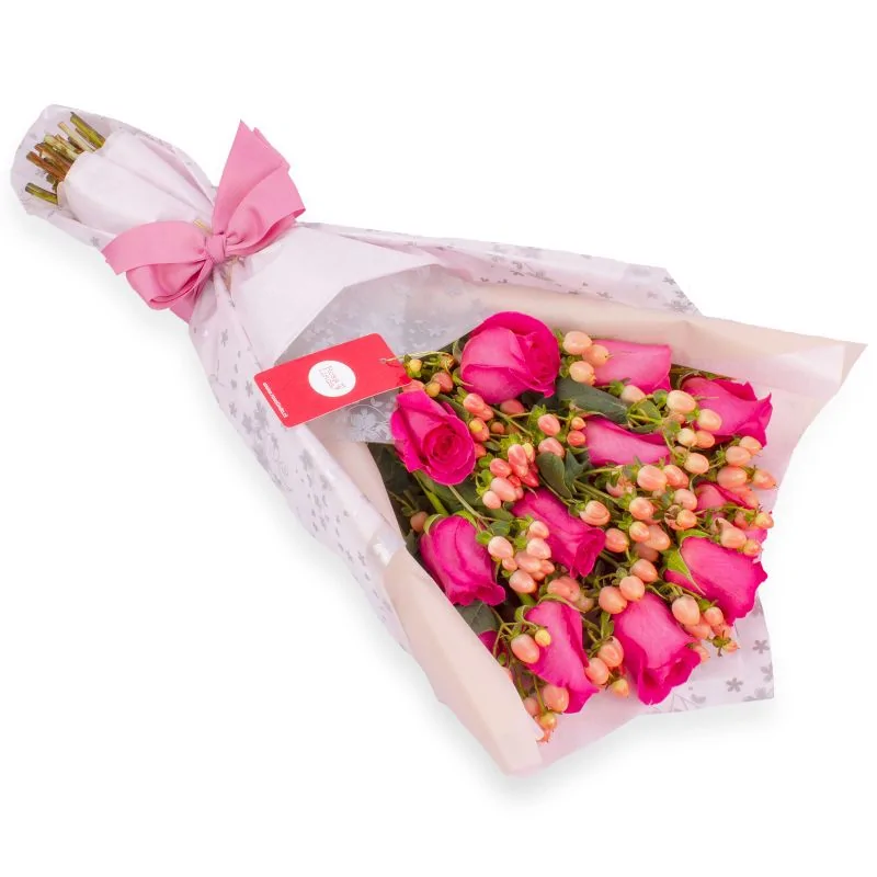 Ramo de rosas - Ramo extendido con 12 rosas fucsia e hypericum