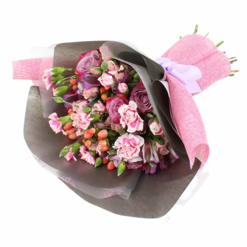Ramo silvestre lila - Ramo de flores circular con rosas, claveles, astromelias, mini rosas e hypericum rosado