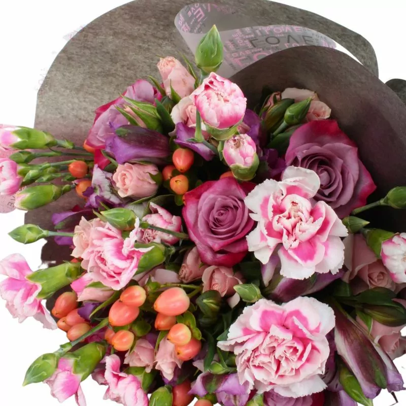 Foto 4 Ramo silvestre lila - Ramo de flores circular con rosas, claveles, astromelias, mini rosas e hypericum rosado