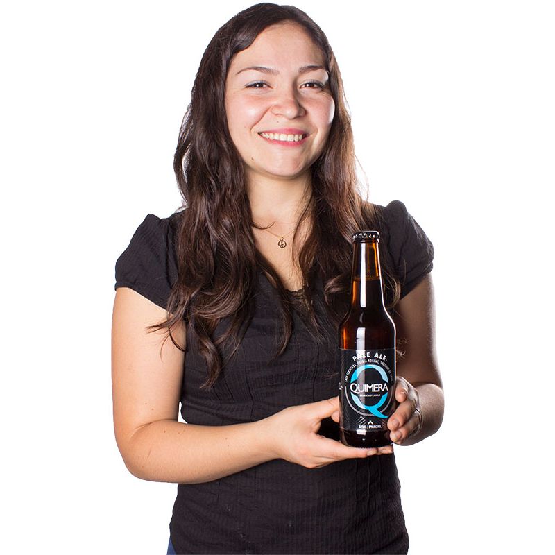 Foto con persona Cerveza Quimera Pale Ale 330ml - Flores a domicilio Foto con persona Cerveza Quimera Pale Ale 330ml - Flores a domicilio