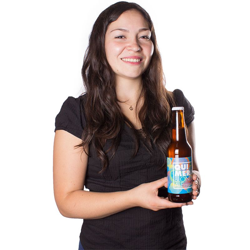 Foto con persona Cerveza Quimera Blonde Ale 330ml - Flores a domicilio Foto con persona Cerveza Quimera Blonde Ale 330ml - Flores a domicilio
