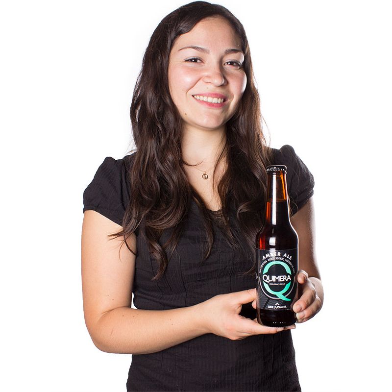 Foto con persona Cerveza Quimera Amber Ale 330ml - Flores a domicilio Foto con persona Cerveza Quimera Amber Ale 330ml - Flores a domicilio