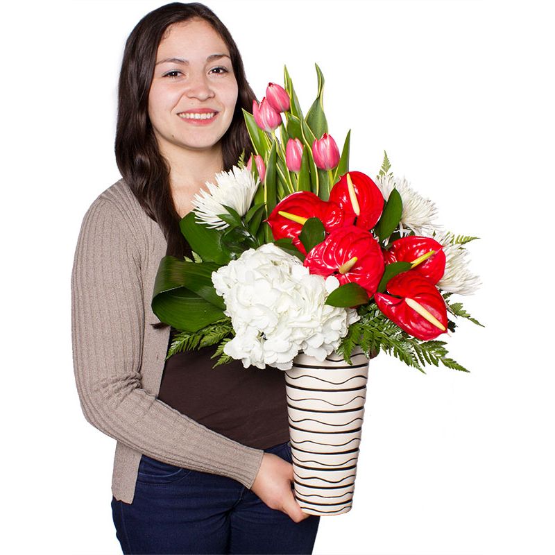 Foto con persona Arreglo Anturios tulipanes y hortensias - Flores a domicilio Foto con persona Arreglo Anturios tulipanes y hortensias - Flores a domicilio