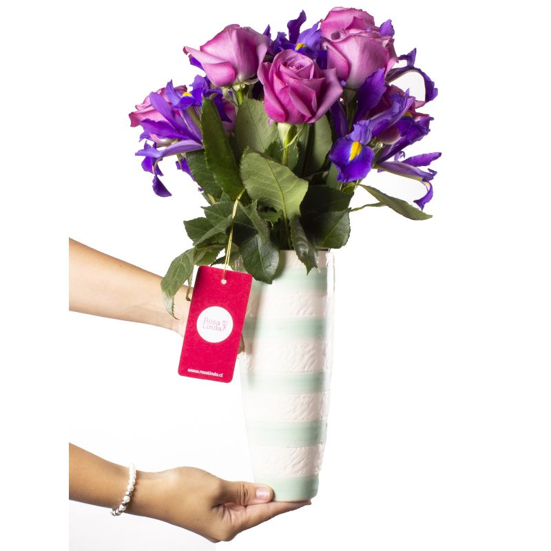 Foto con persona Arreglo Iris moradas y Rosas Lilas - Flores a domicilio Foto con persona Arreglo Iris moradas y Rosas Lilas - Flores a domicilio