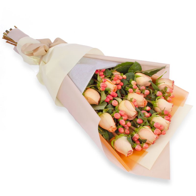 Ramo de rosas - Ramo extendido con 12 rosas damasco e hypericum Ramo de rosas - Ramo extendido con 12 rosas damasco e hypericum