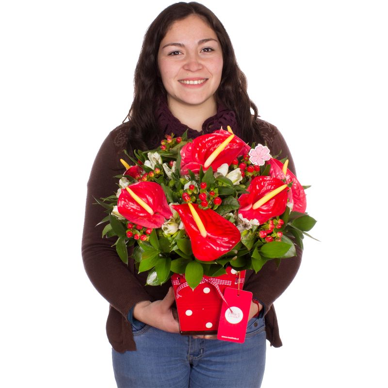 Foto con persona Cerámica con anthurius rojos y astromelias - Flores a domicilio Foto con persona Cerámica con anthurius rojos y astromelias - Flores a domicilio