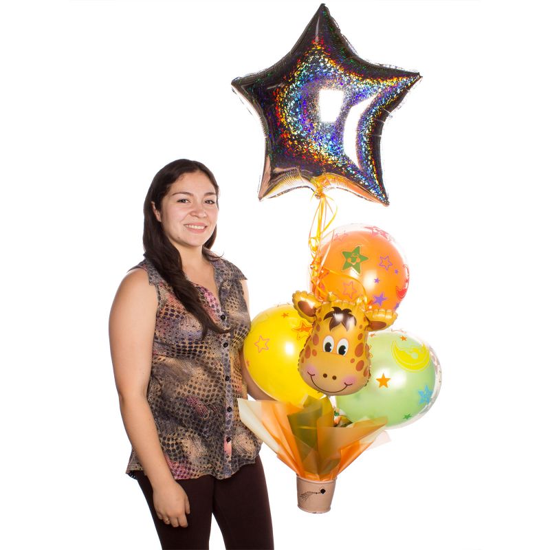 Foto con persona Mix de globos Nacimiento de bebé - Flores a domicilio Foto con persona Mix de globos Nacimiento de bebé - Flores a domicilio