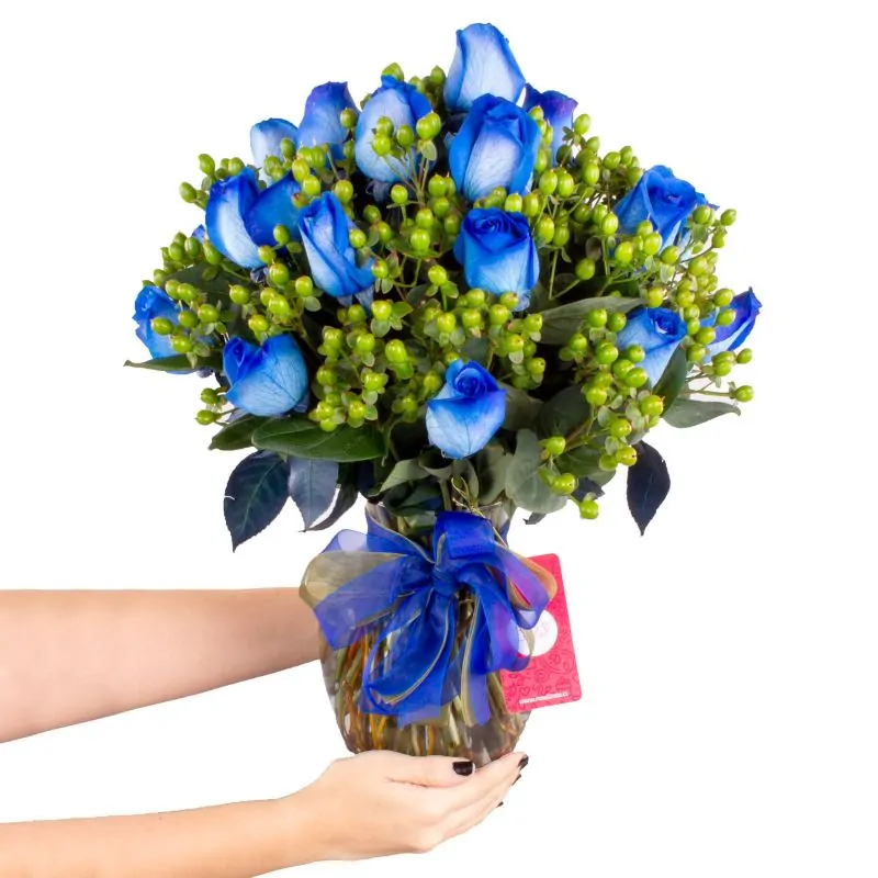 Foto 2 Antonia Azul - Arreglo floral en florero con 24 rosas azules e hypericum verde