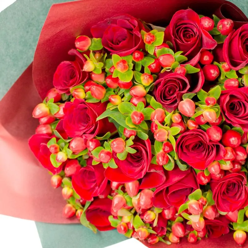 Foto 5 Ramo de rosas con Hypericum - Ramo circular con 18 rosas rojas e hypericum