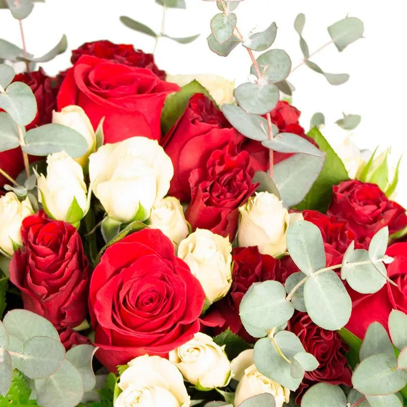 Foto 5 Amanecer Jardín Rojo - Arreglo floral en carretilla de madera con minirosas rojas y blancas