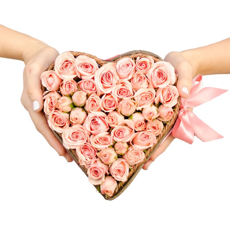 Foto con persona Corazón de Minirosas Rosadas - Flores a domicilio Foto con persona Corazón de Minirosas Rosadas - Flores a domicilio