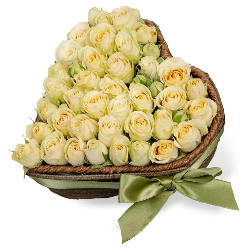 Corazón de Minirosas Blancas - Arreglo floral en canasto en forma de corazón con minirosas blancas