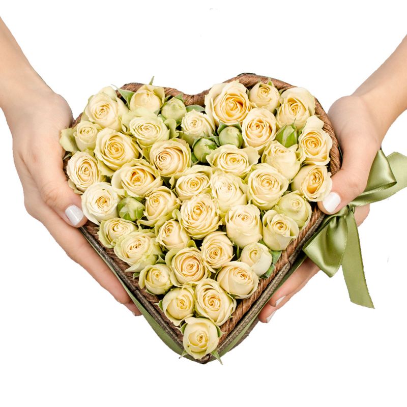 Foto con persona Corazón de Minirosas Blancas - Flores a domicilio Foto con persona Corazón de Minirosas Blancas - Flores a domicilio