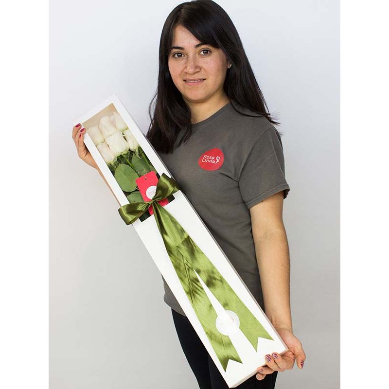 Foto con persona Caja con 6 rosas blancas - Flores a domicilio Foto con persona Caja con 6 rosas blancas - Flores a domicilio