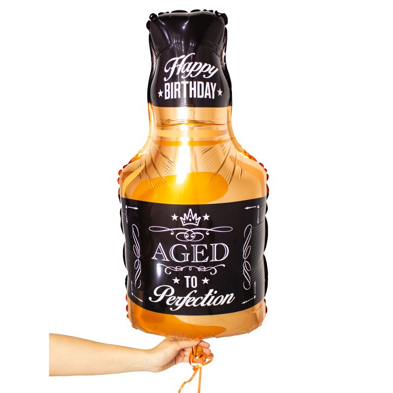 Foto con persona Globo Happy Birthday forma de Botella de Whisky - Flores a domicilio Foto con persona Globo Happy Birthday forma de Botella de Whisky - Flores a domicilio