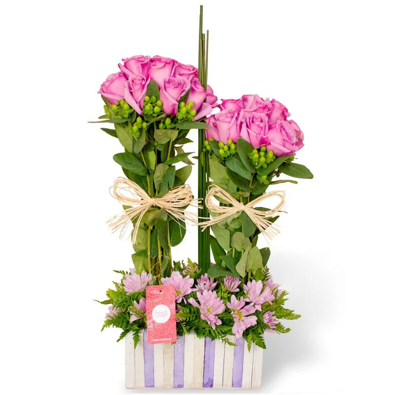 Foto 2 Fantasía Lila - Arreglo floral en base de madera con rosas lilas, maules, hypericum y varas de junquillo