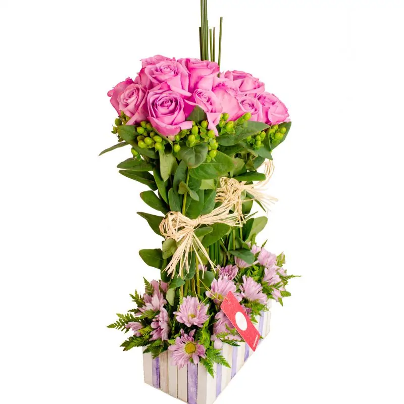 Foto 3 Fantasía Lila - Arreglo floral en base de madera con rosas lilas, maules, hypericum y varas de junquillo
