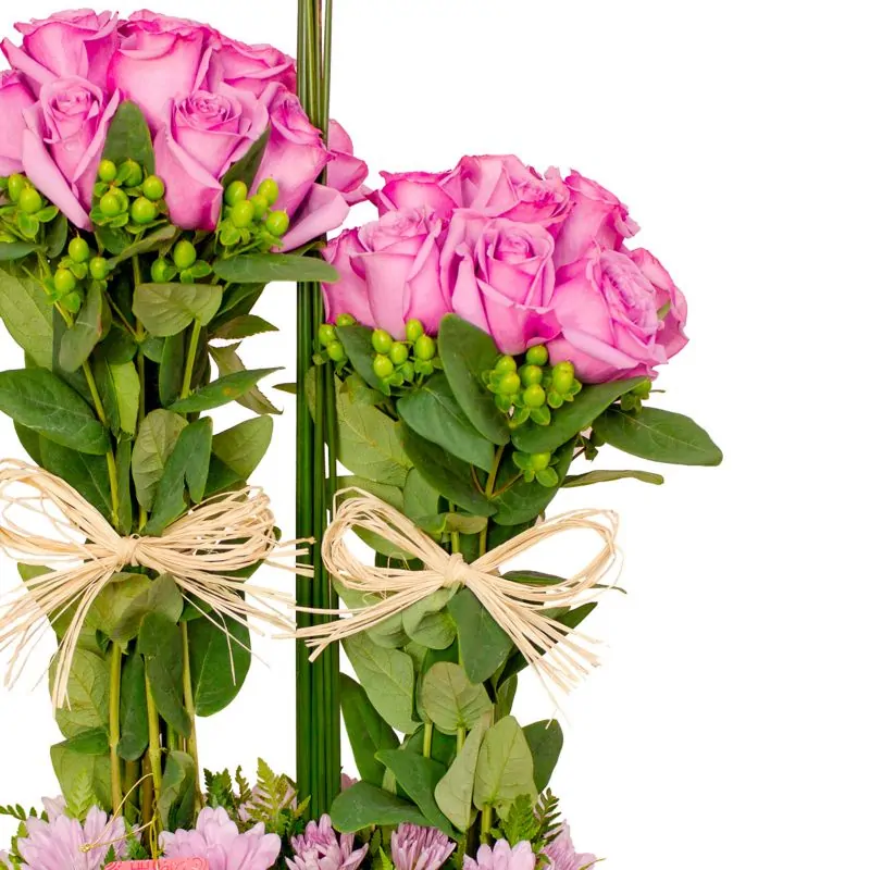 Foto 4 Fantasía Lila - Arreglo floral en base de madera con rosas lilas, maules, hypericum y varas de junquillo
