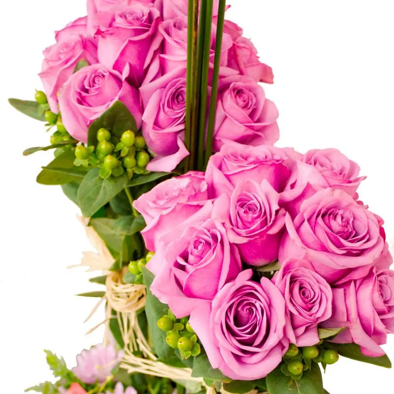 Foto 5 Fantasí­a Lila - Arreglo floral en base de madera con rosas lilas, maules, hypericum y varas de junquillo
