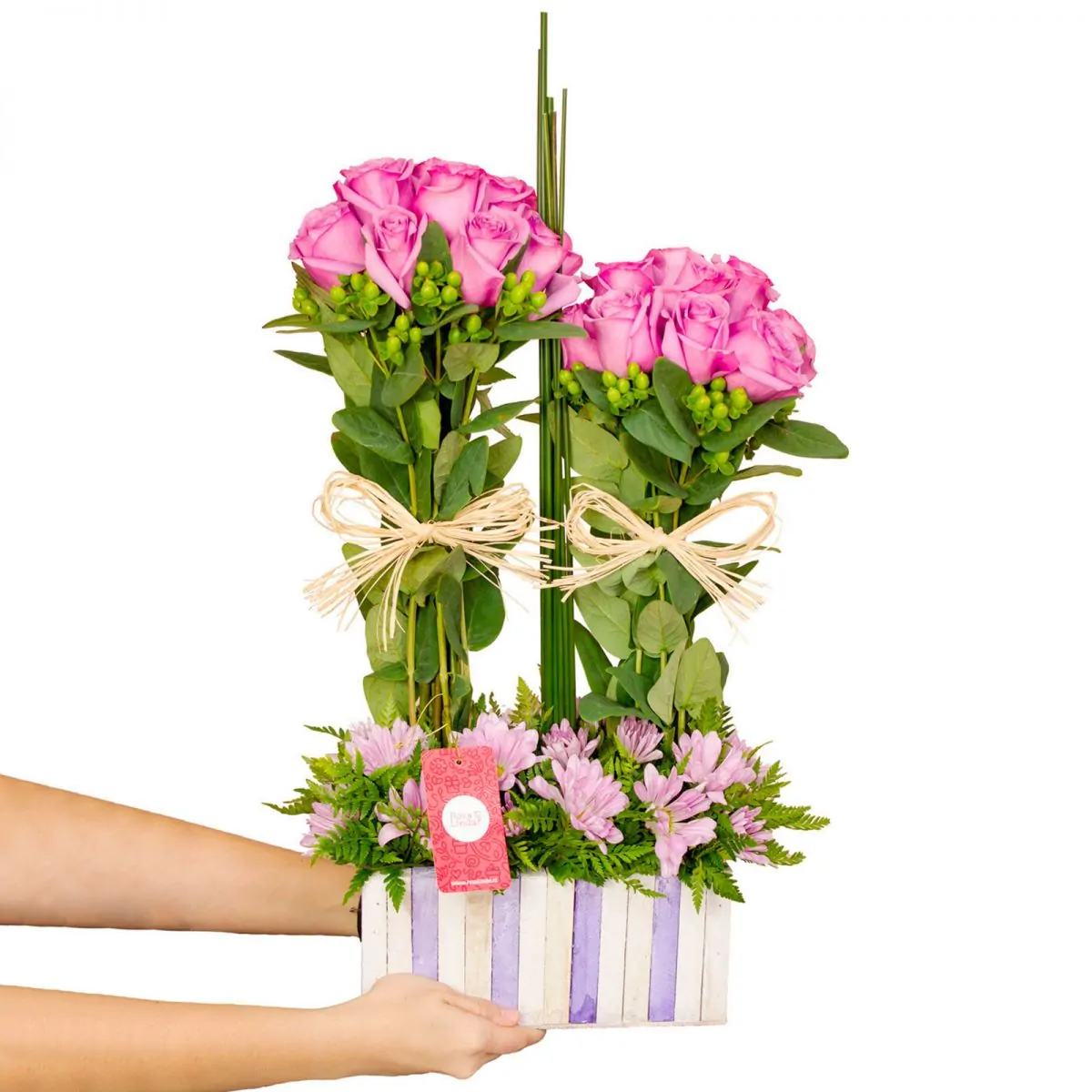 Foto principal Fantasí­a Lila - Arreglo floral en base de madera con rosas lilas, maules, hypericum y varas de junquillo