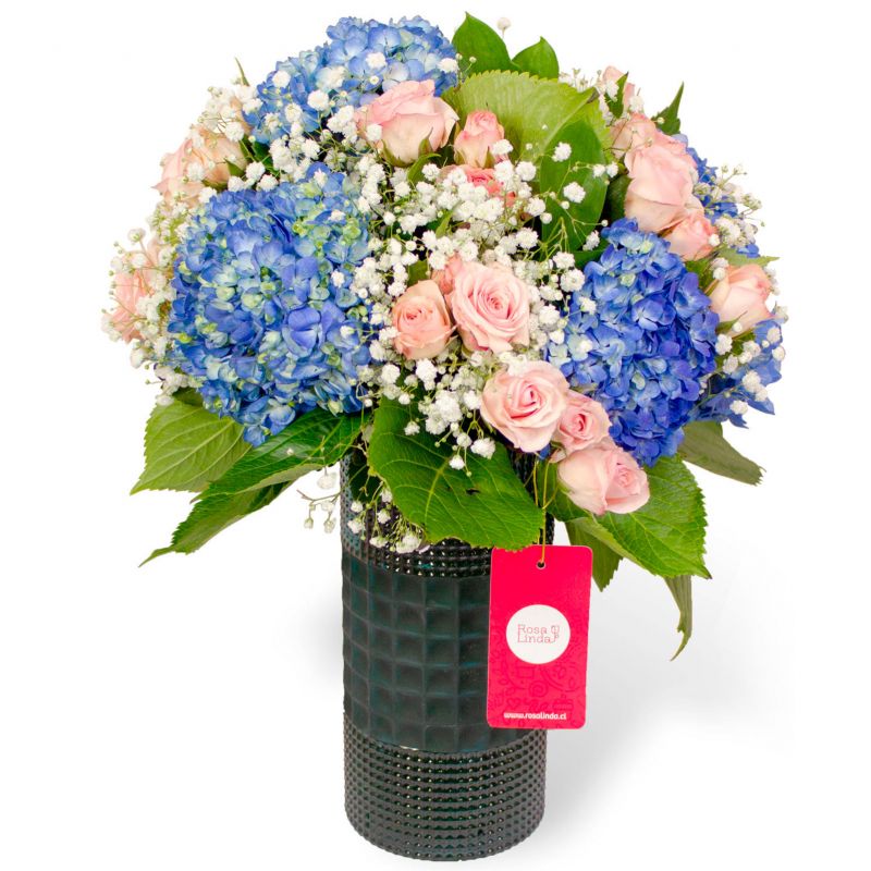 Flores a domicilio - Arreglo floral en florero con hortensias azules, minirosas rosadas y gypsophilas Flores a domicilio - Arreglo floral en florero con hortensias azules, minirosas rosadas y gypsophilas