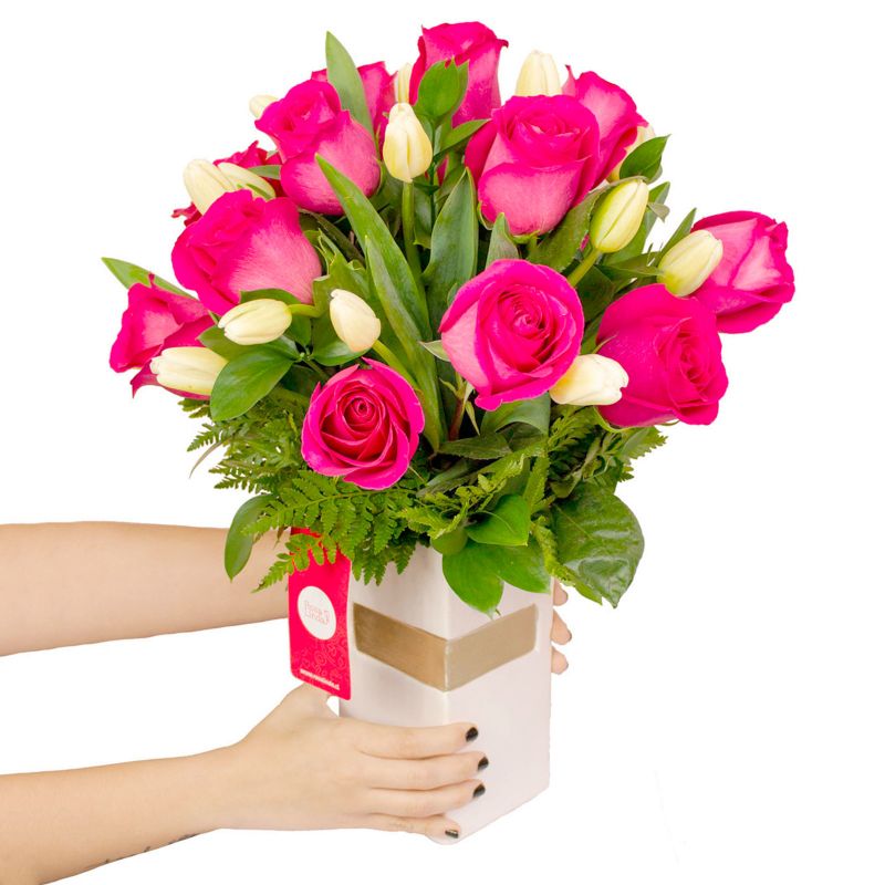 Foto con persona Dominga Rosas fucsia y Tulipanes blancos - Flores a domicilio Foto con persona Dominga Rosas fucsia y Tulipanes blancos - Flores a domicilio