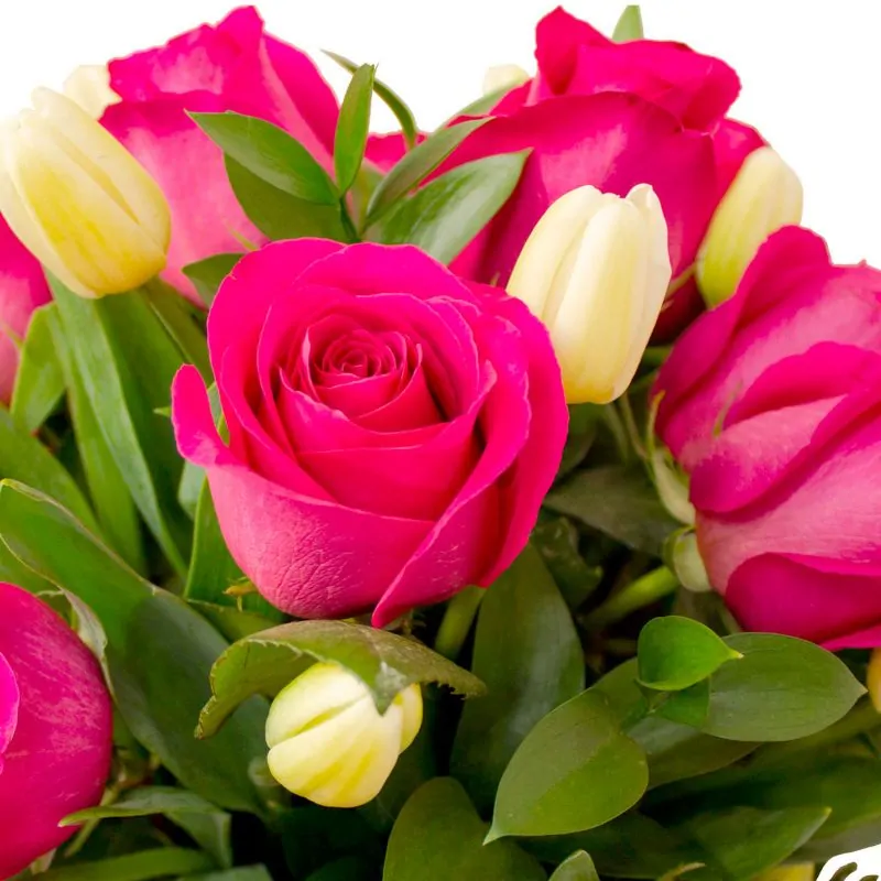 Foto 5 Dominga Rosas fucsia y Tulipanes blancos - Arreglo floral con tulipanes blancos y rosas fucsias