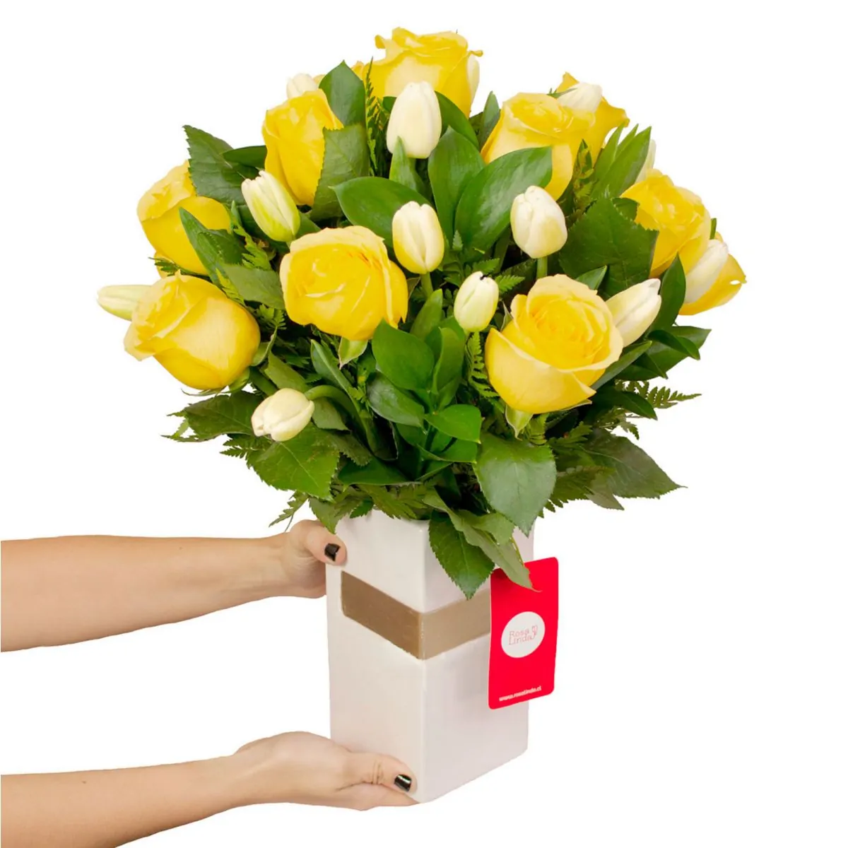 Foto principal Dominga Rosas amarillas y Tulipanes blancos - Arreglo floral con tulipanes blancos y rosas amarillas