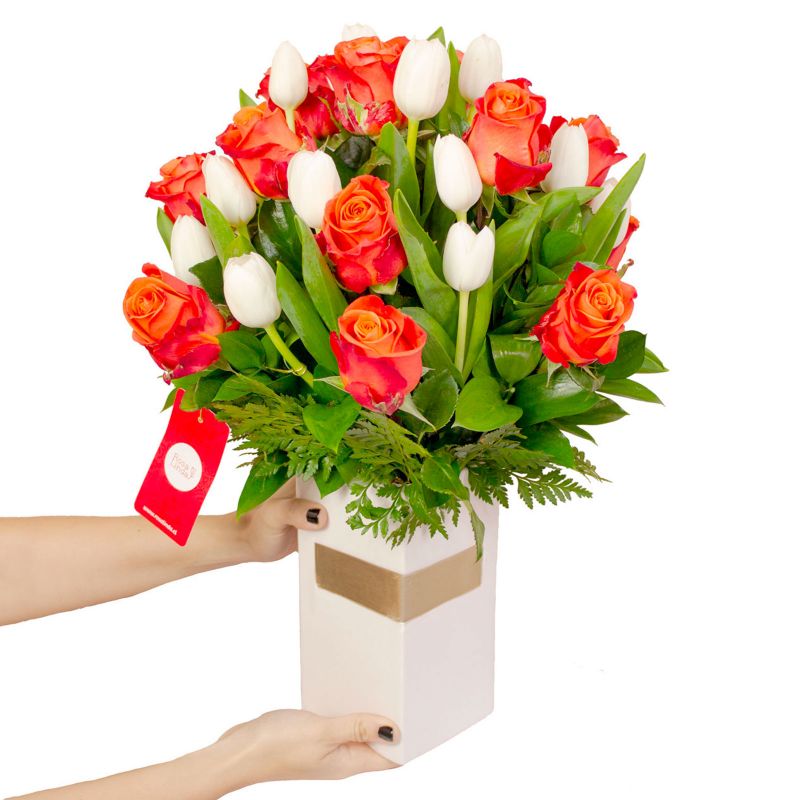Foto con persona Dominga Rosas naranjas y Tulipanes blancos - Flores a domicilio Foto con persona Dominga Rosas naranjas y Tulipanes blancos - Flores a domicilio