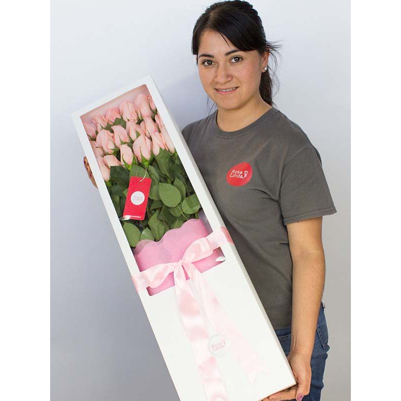 Foto con persona Caja con 18 rosas rosadas - Flores a domicilio Foto con persona Caja con 18 rosas rosadas - Flores a domicilio