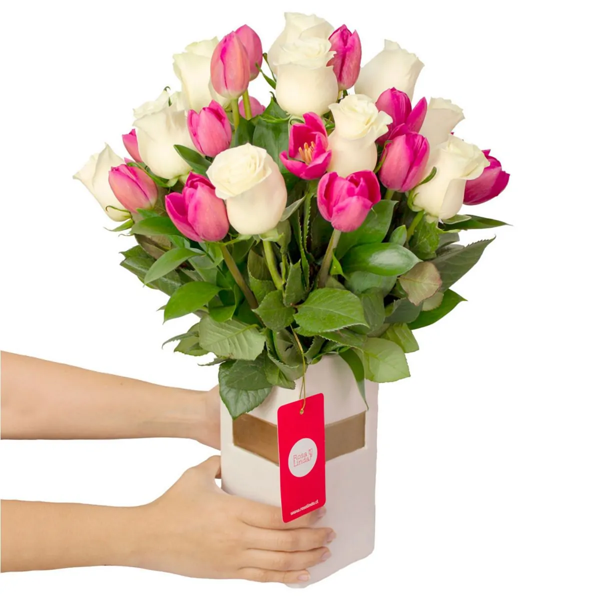 Foto principal Dominga Rosas blancas y Tulipanes fucsias - Arreglo floral con tulipanes fucsias y rosas blancas