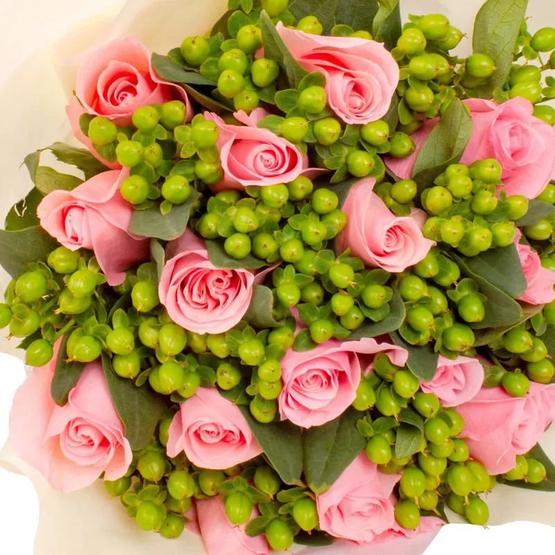 Foto 5 Ramo de rosas con Hypericum - Ramo circular con 18 rosas rosadas e hypericum verde