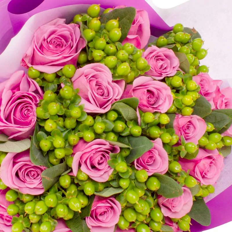 Foto 5 Ramo de rosas con Hypericum - Ramo circular con 18 rosas lila e hypericum verde