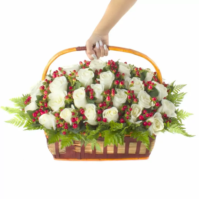 Foto 3 Maite - Arreglo floral en canasto con 50 rosas blancas e hypericum rojo