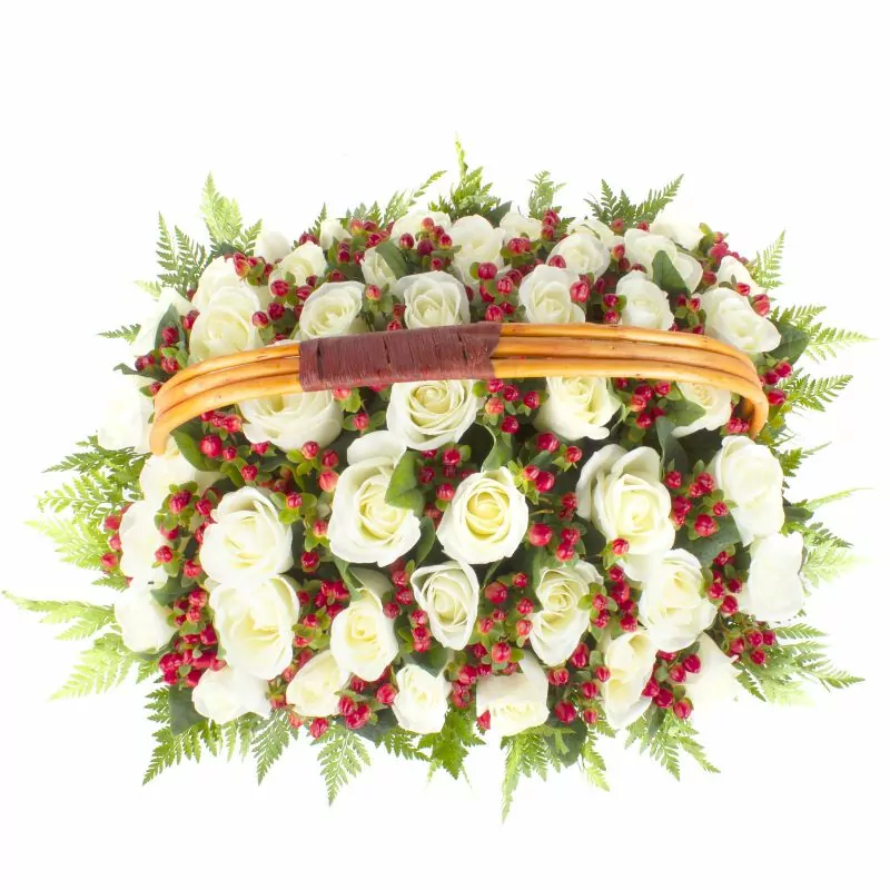 Foto 4 Maite - Arreglo floral en canasto con 50 rosas blancas e hypericum rojo