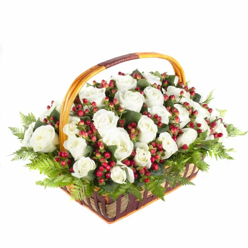 Foto 5 Maite - Arreglo floral en canasto con 50 rosas blancas e hypericum rojo