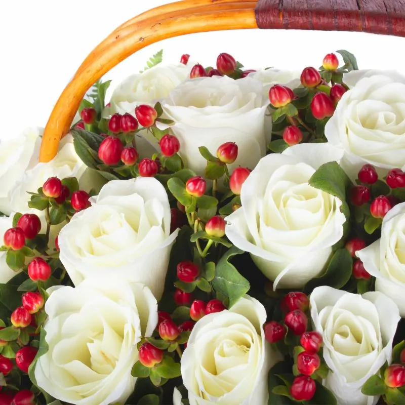 Foto 6 Maite - Arreglo floral en canasto con 50 rosas blancas e hypericum rojo