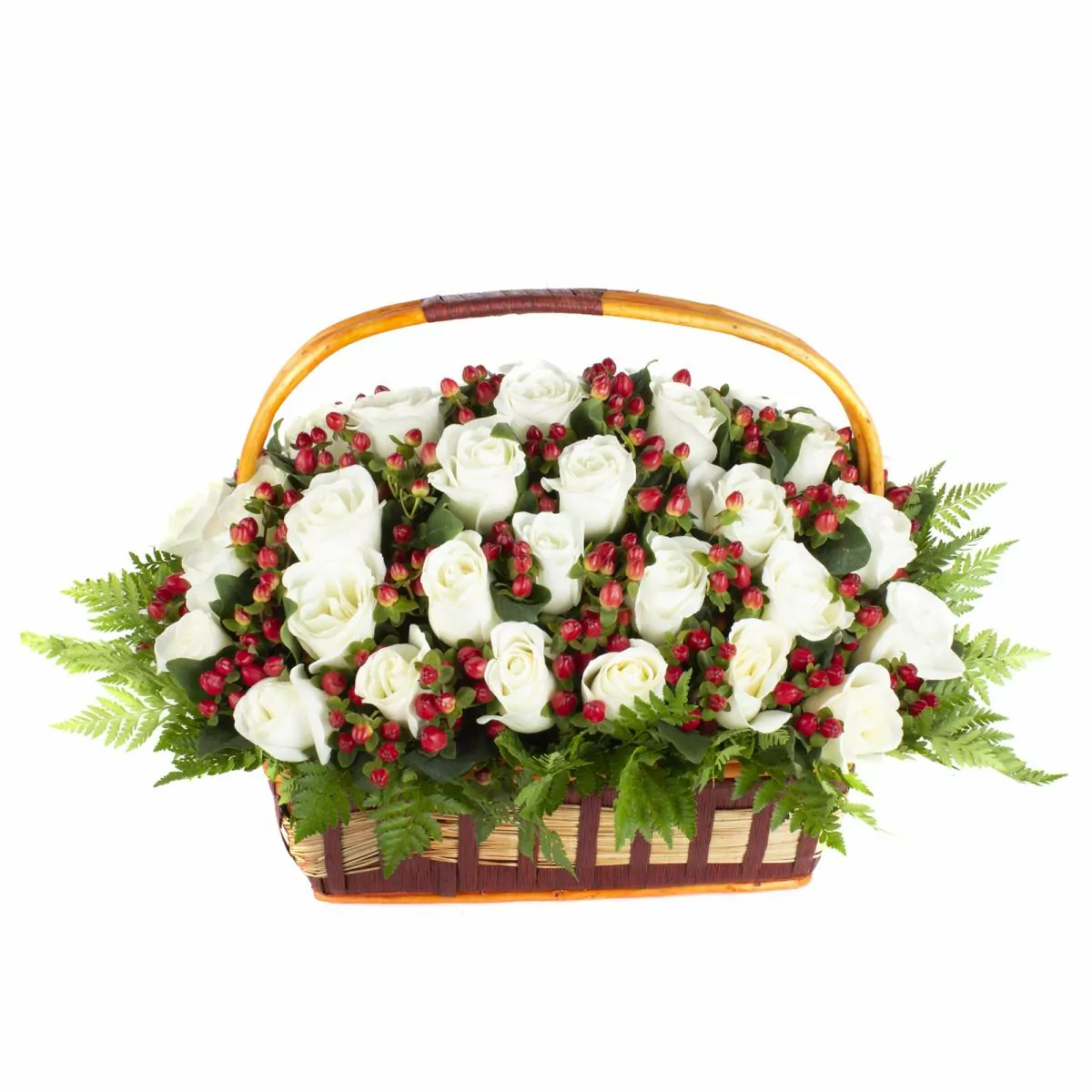 Foto principal Maite - Arreglo floral en canasto con 50 rosas blancas e hypericum rojo