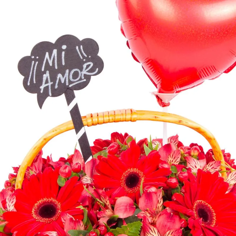 Foto 5 Canasto Mi Amor - Arreglo floral en canasto de mimbre con globo de corazón, gerberas, astromelias e hypericum rojo