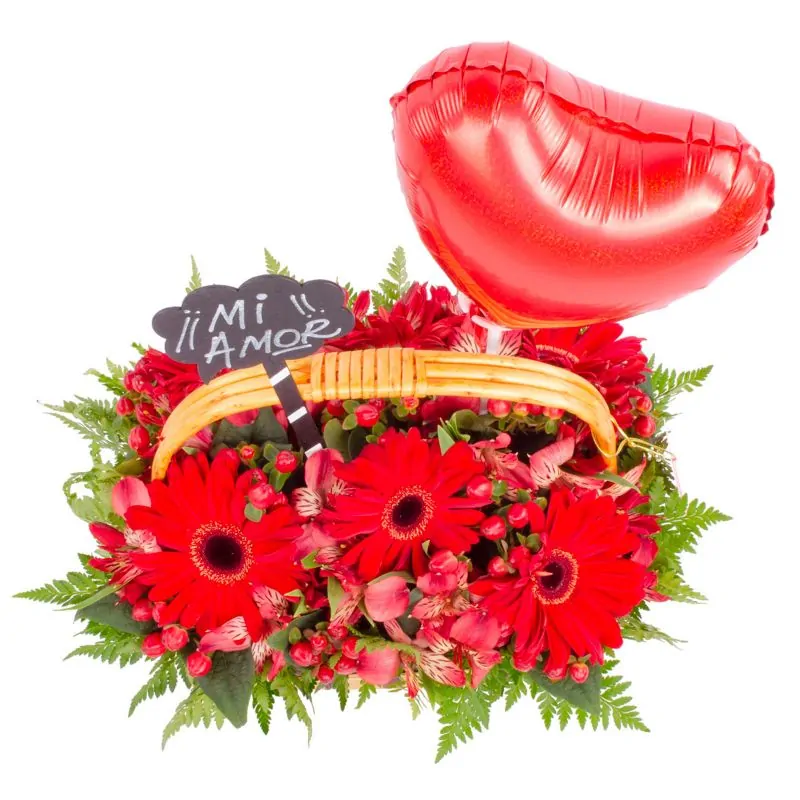 Foto 4 Canasto Mi Amor - Arreglo floral en canasto de mimbre con globo de corazón, gerberas, astromelias e hypericum rojo