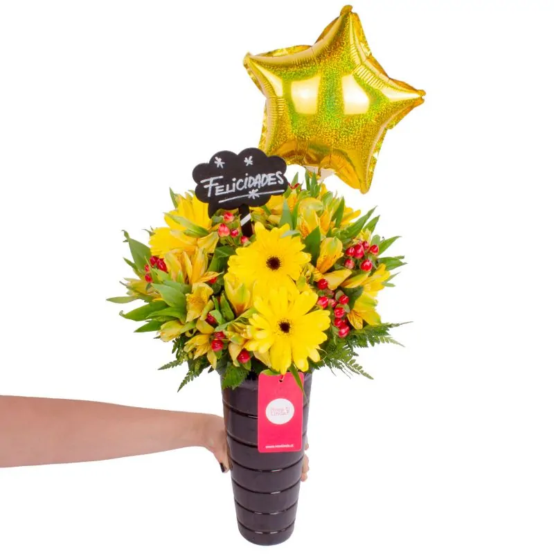 Foto 2 Felicidades Amarillo - Arreglo floral de celebración con globo, gerberas y astromelias amarillas e hypericum rojo